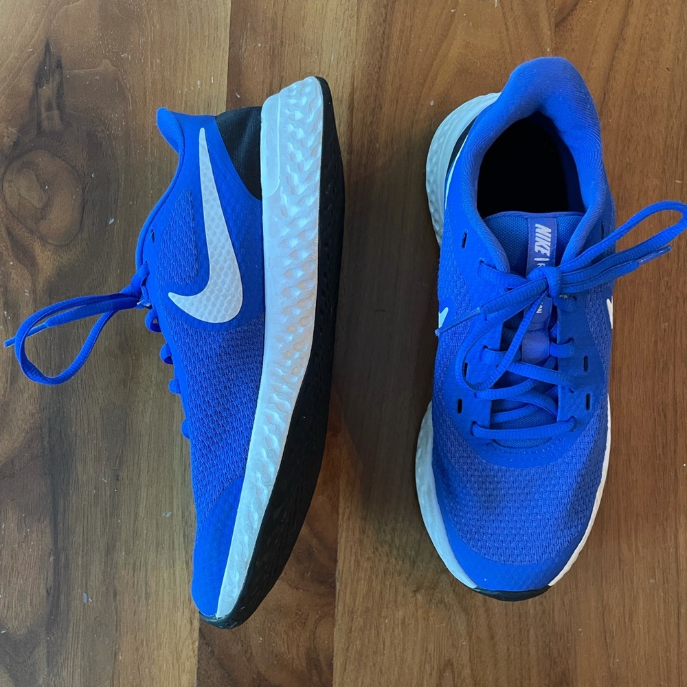 Nike Revolution size 5Y